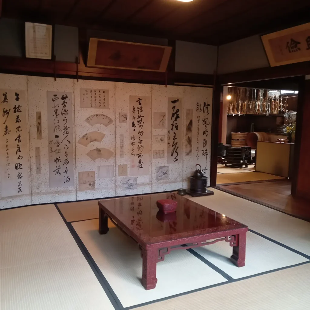 千年鮭 きっかわに展示された堆朱の座卓