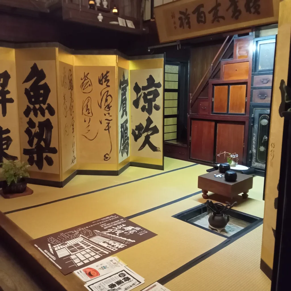 大町の和菓子店・早撰堂さんにて。奥座敷の金屏風を拝見