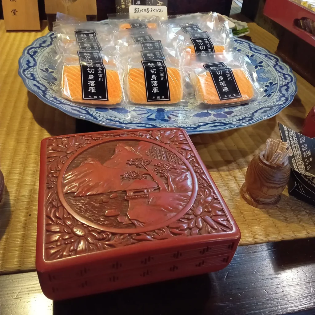 鮭の切身落雁。試食用の箱は村上木彫堆朱