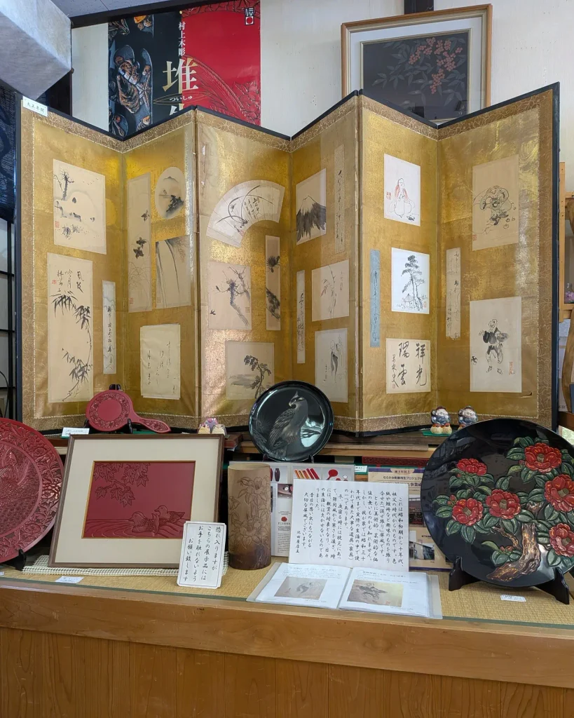 堆朱工芸舎池田屋に展示された金地の混ぜ張り屏風と村上木彫堆朱の作品