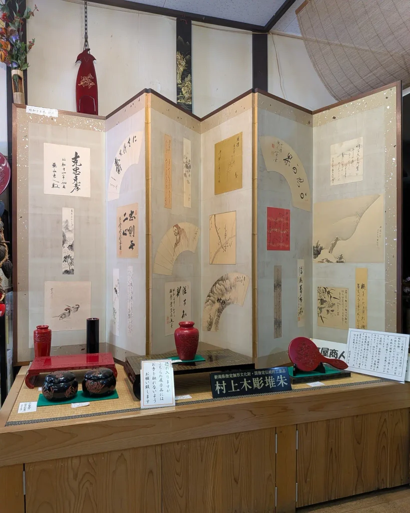 堆朱工芸舎池田屋に展示された昭和初期から昭和10年代の混ぜ張り屏風