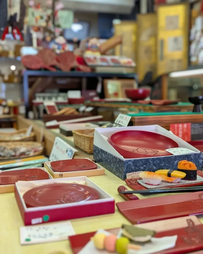 堆朱工芸舎池田屋の店内に並ぶ村上木彫堆朱の皿や小物