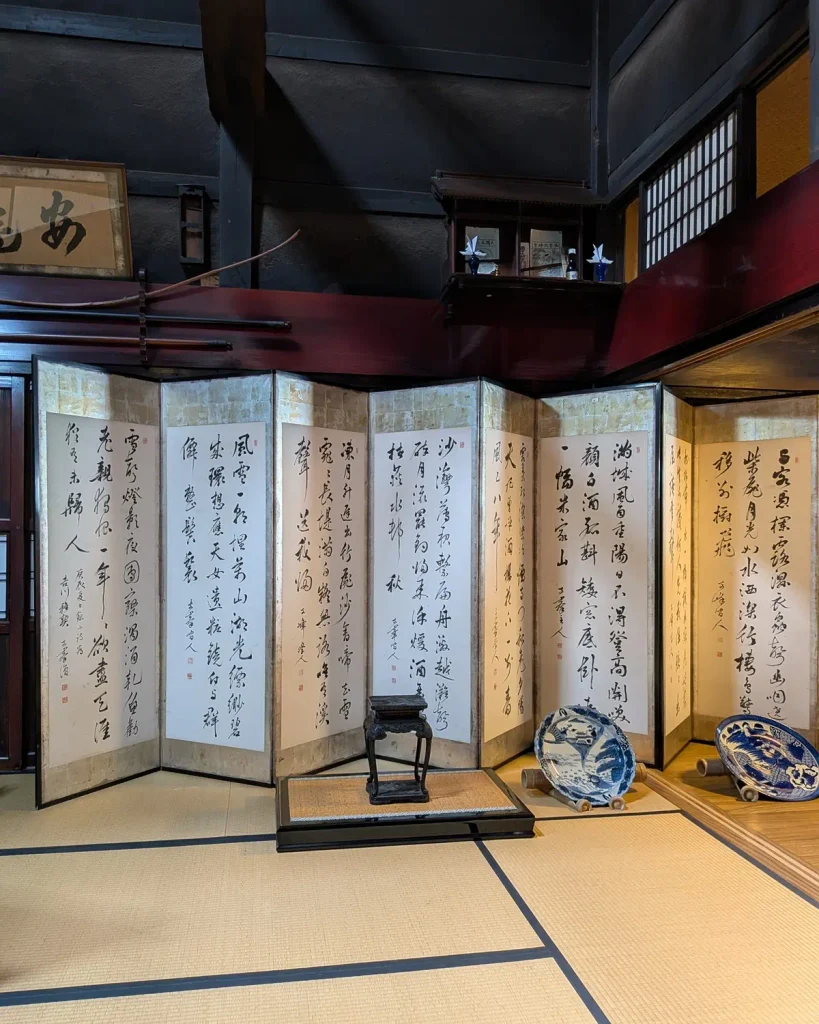 吉川酒舗に展示された頼支峰によるとされる書の六曲一双の屏風