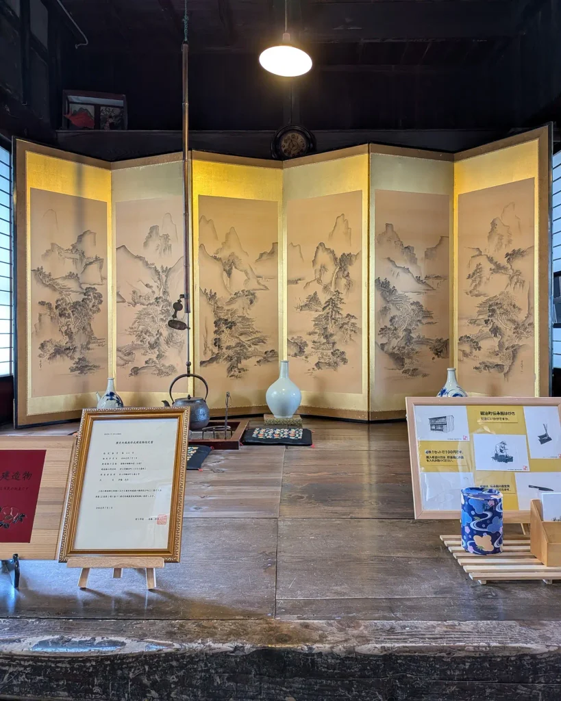 孫惣刃物鍛冶の店内に展示された山水を描いた金地の屏風