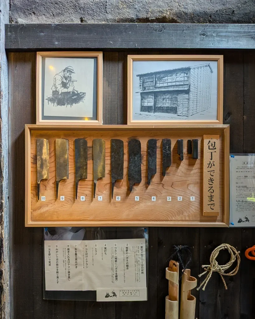 孫惣刃物鍛冶に展示された包丁ができるまでの10段階の実物資料