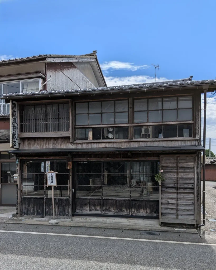 村上市鍛冶町にある孫惣刃物鍛冶の木造建物外観