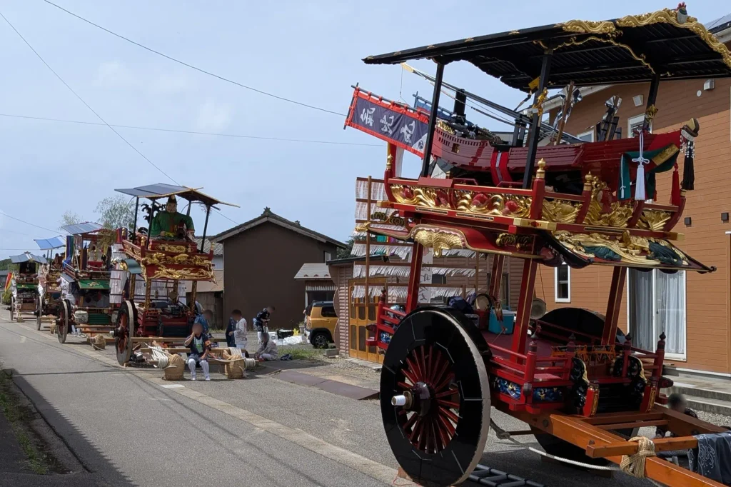 瀬波大祭の昼休みに旧道へ整列した5町内の屋台