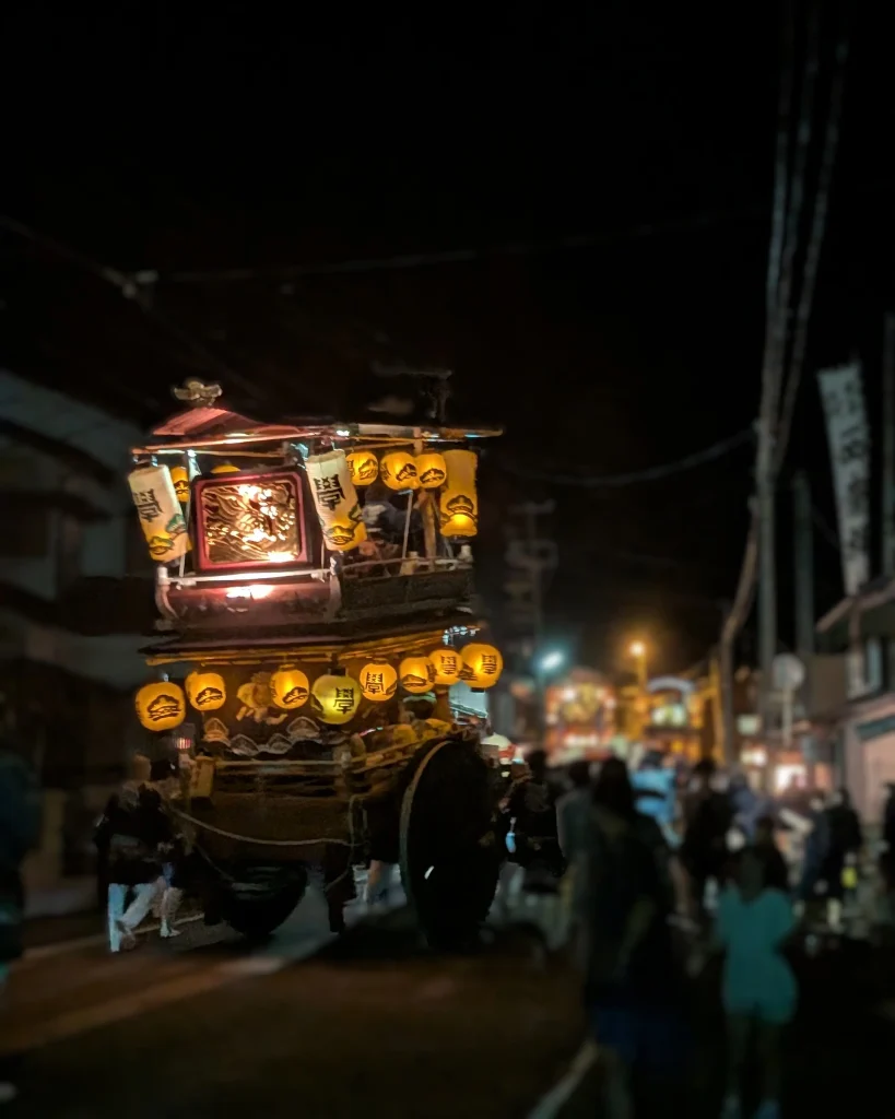 瀬波大祭の浜町坂の駆け上がりを前にした学校町の屋台