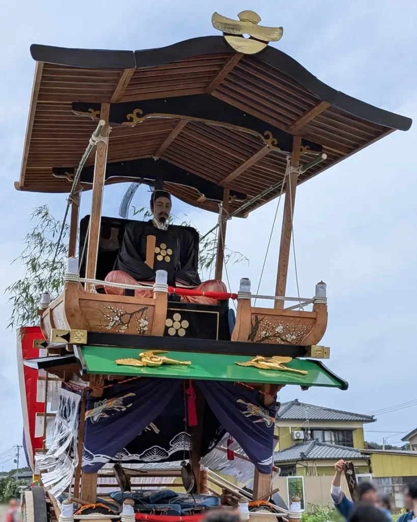 瀬波大祭の学校町の屋台を正面から見た様子