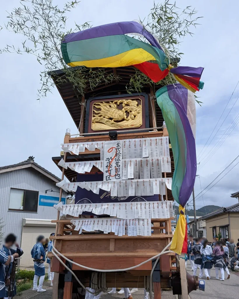 瀬波大祭の学校町の屋台を後方から見た様子