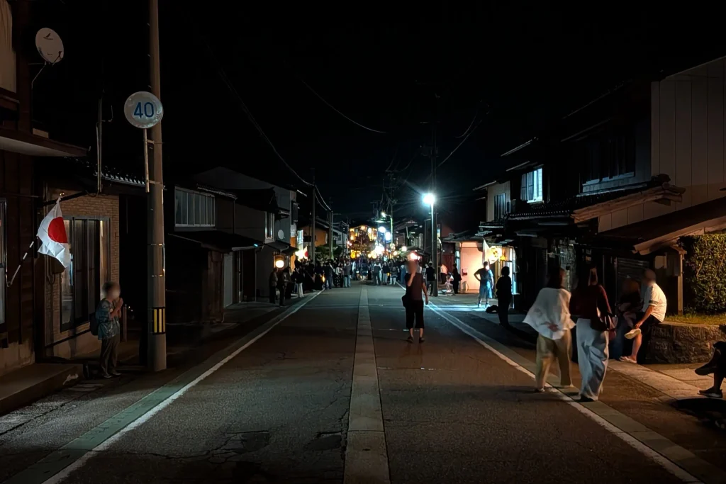 瀬波大祭の浜町坂の上から見た、駆け上がり前の屋台と観客の様子