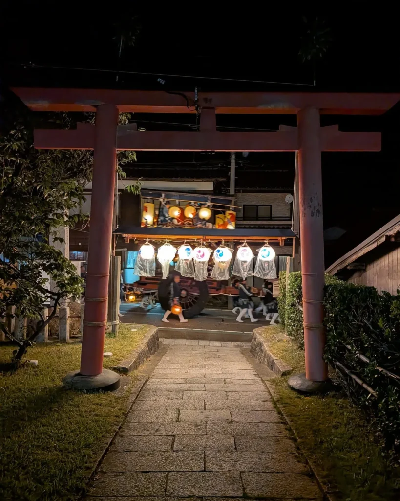 西奈彌神社の鳥居越しに見た瀬波大祭の帰り屋台