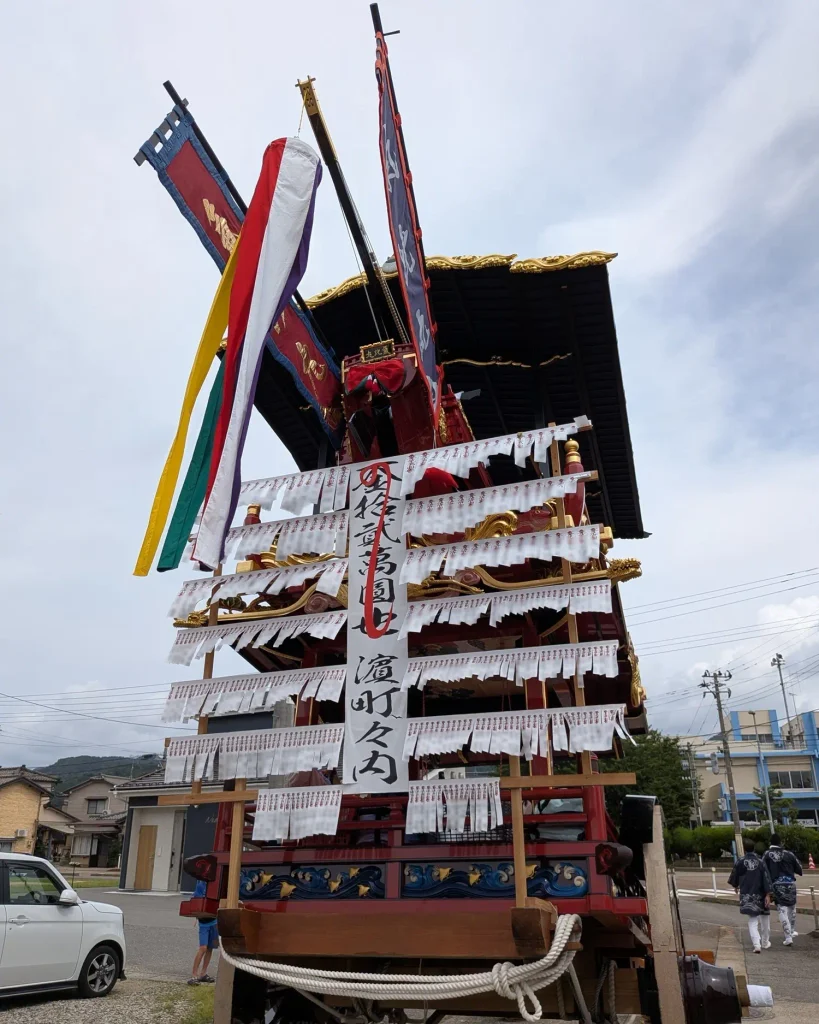 瀬波大祭の瀬波浜町の屋台を後方から見た様子