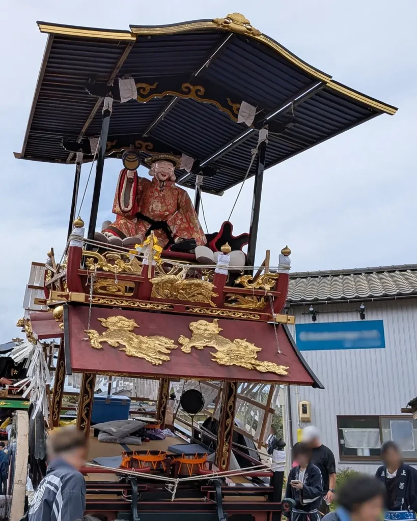 瀬波大祭の瀬波上町の屋台を正面から見た様子