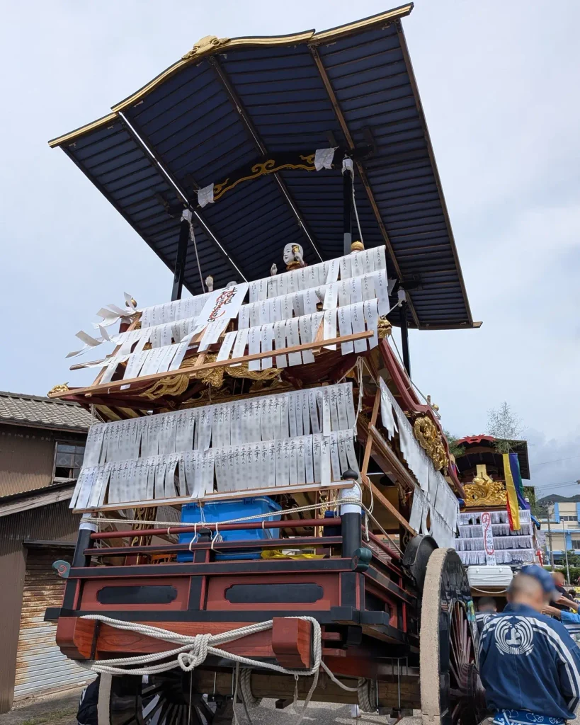 瀬波大祭の瀬波上町の屋台を後方から見た様子