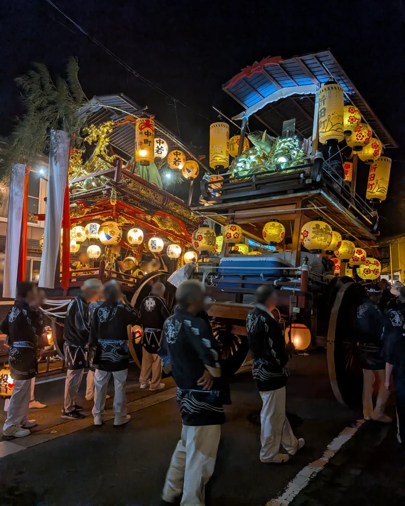 瀬波大祭の浜町坂の駆け上がりを前に並ぶ瀬波中町と瀬波新田町の屋台