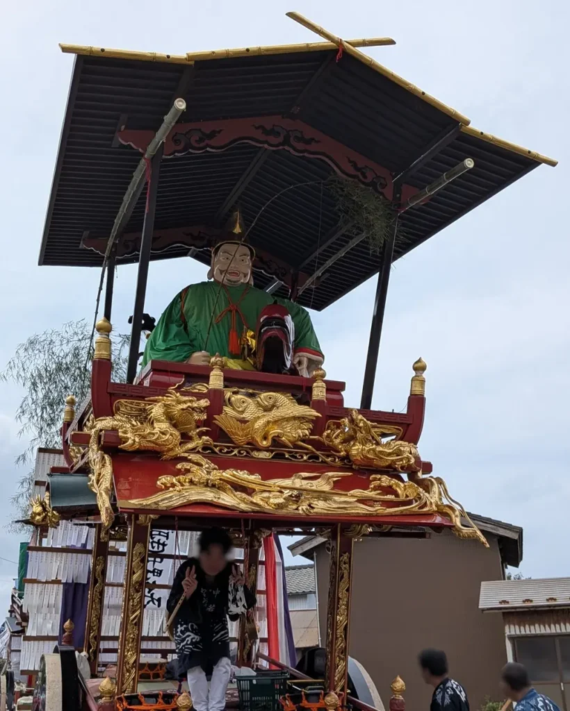 瀬波大祭の瀬波中町の屋台を正面から見た様子