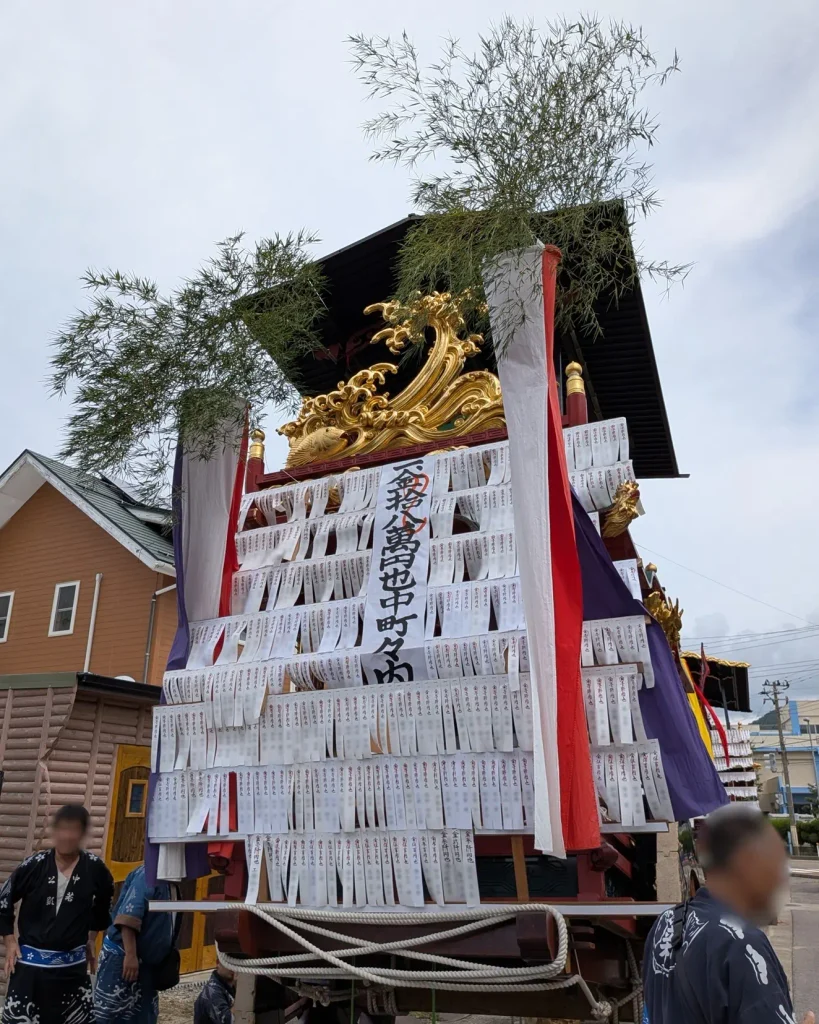 瀬波大祭の瀬波中町の屋台を後方から見た様子