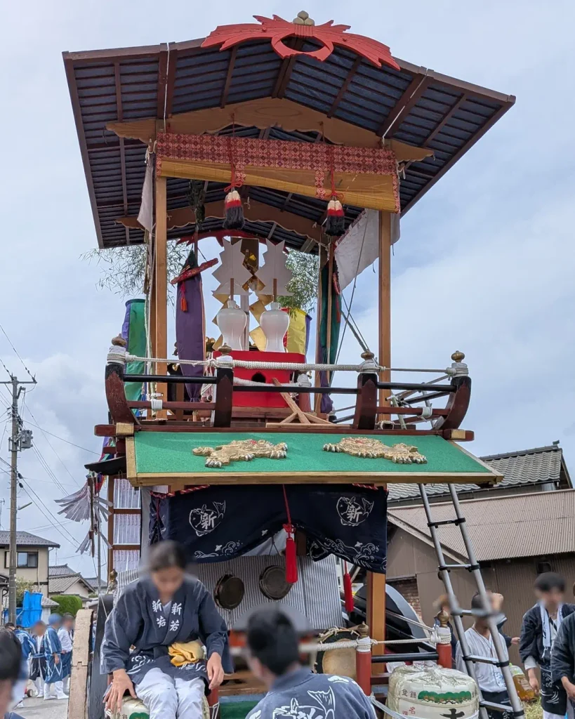 瀬波大祭の瀬波新田町の屋台を正面から見た様子