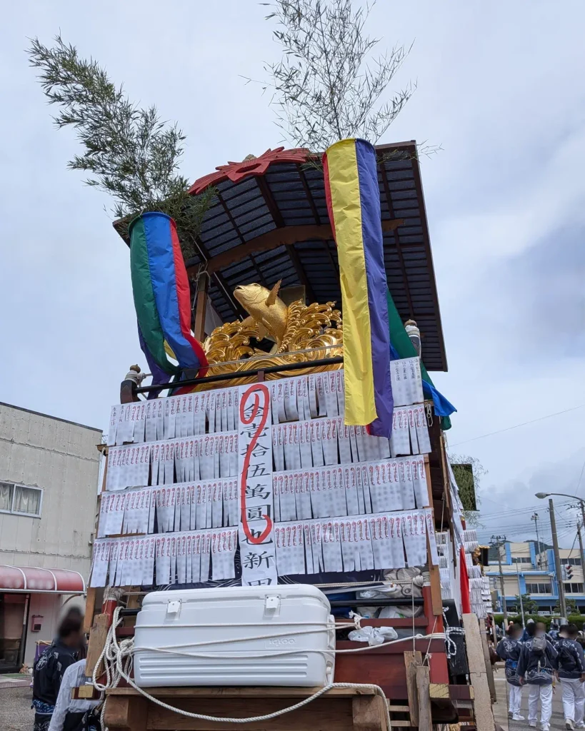瀬波大祭の瀬波新田町の屋台を後方から見た様子