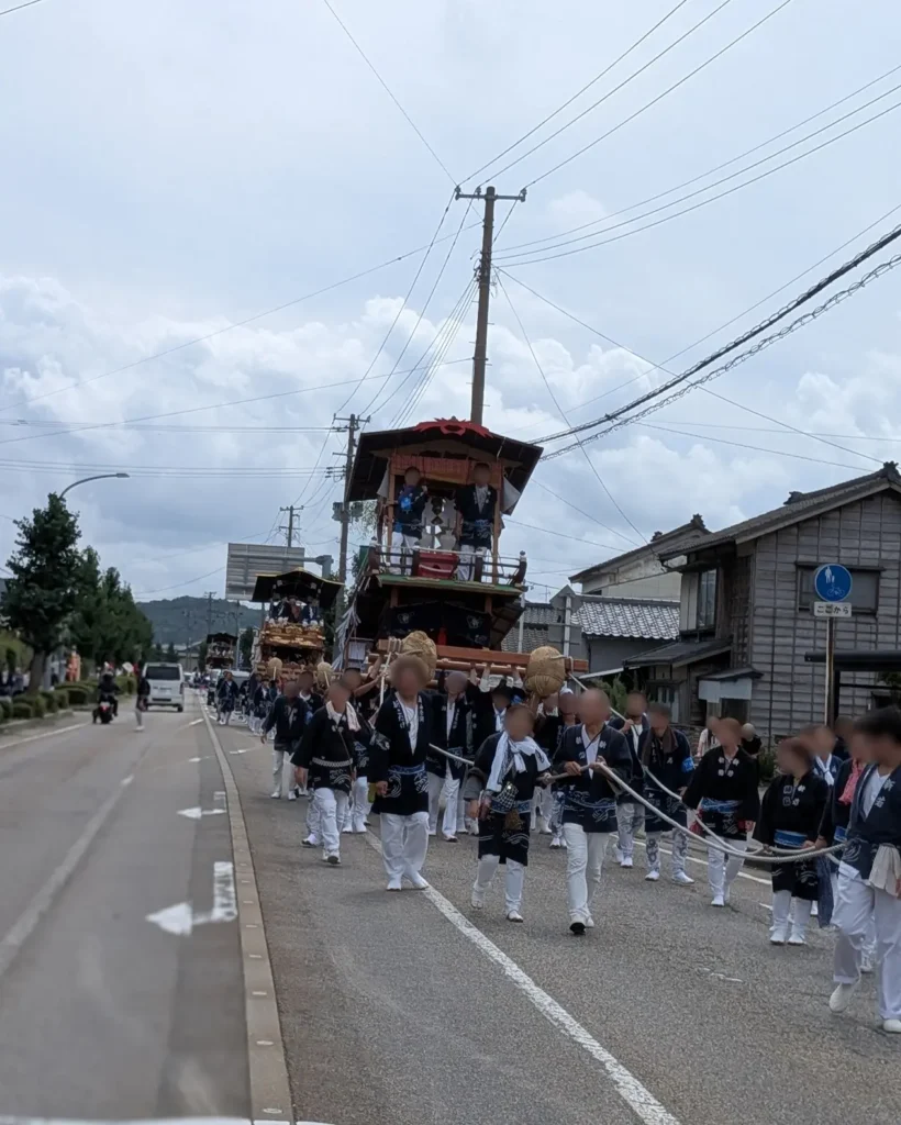 瀬波大祭で国道345号を巡行する瀬波新田町の屋台を正面から見た様子