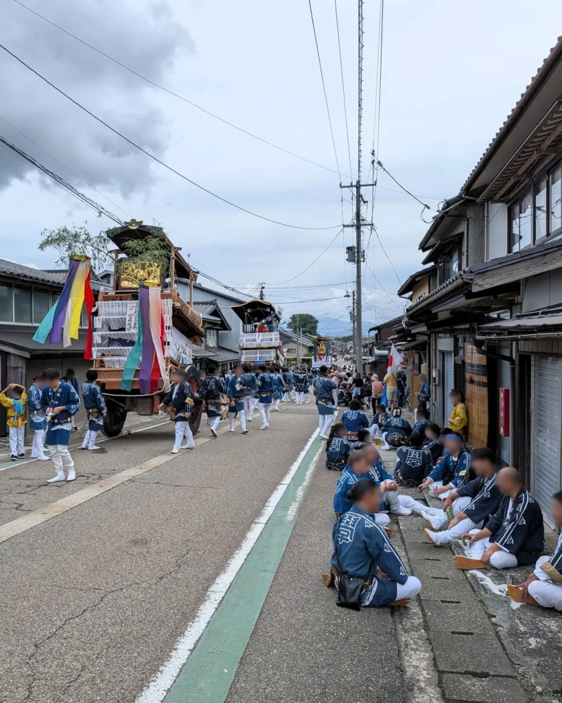 瀬波大祭で西奈彌神社前から曳き出された屋台がこれから進む様子
