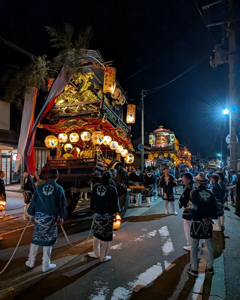 浜町坂の駆け上がりを終え、帰路に向けて並ぶ瀬波大祭の屋台