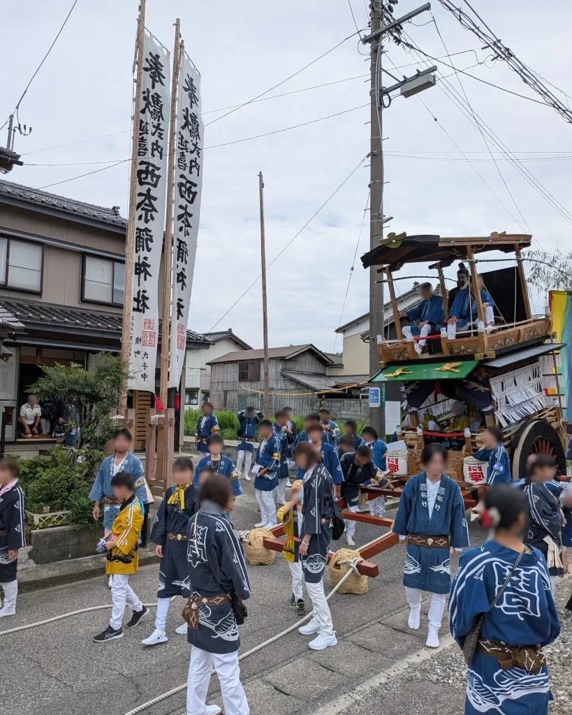 瀬波横町のお旅所を訪れた学校町の屋台