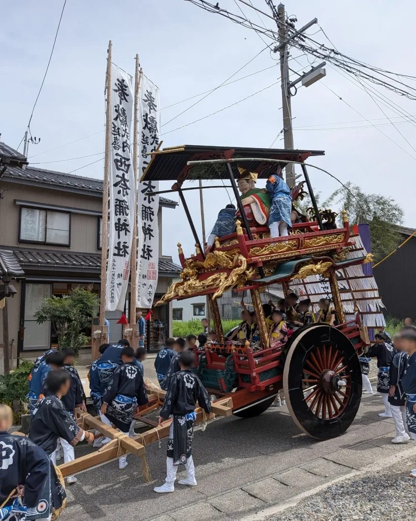 瀬波横町のお旅所を訪れた瀬波中町の屋台