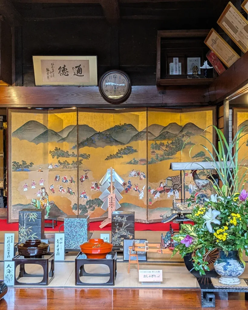 千年鮭きっかわに展示された金地の屏風「上賀茂神社「くらべうま」ご神事絵図」と漆器
