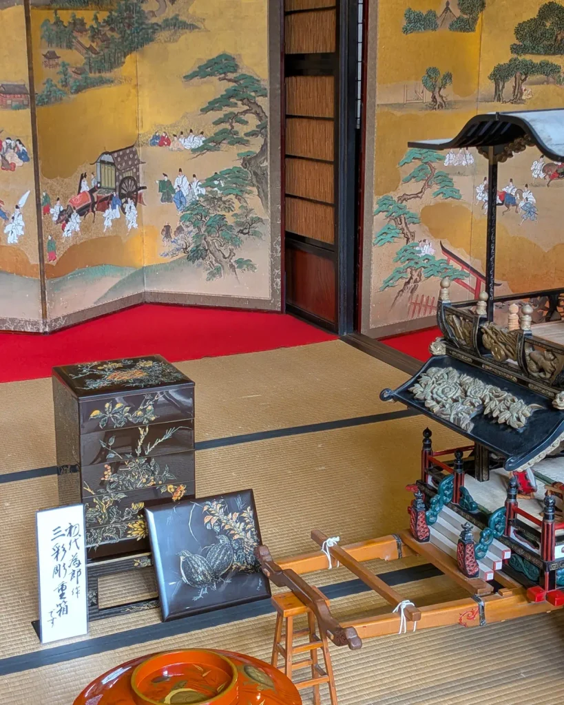 千年鮭きっかわに展示された初代小野為郎の三彩彫の重箱と大町のおしゃぎり模型