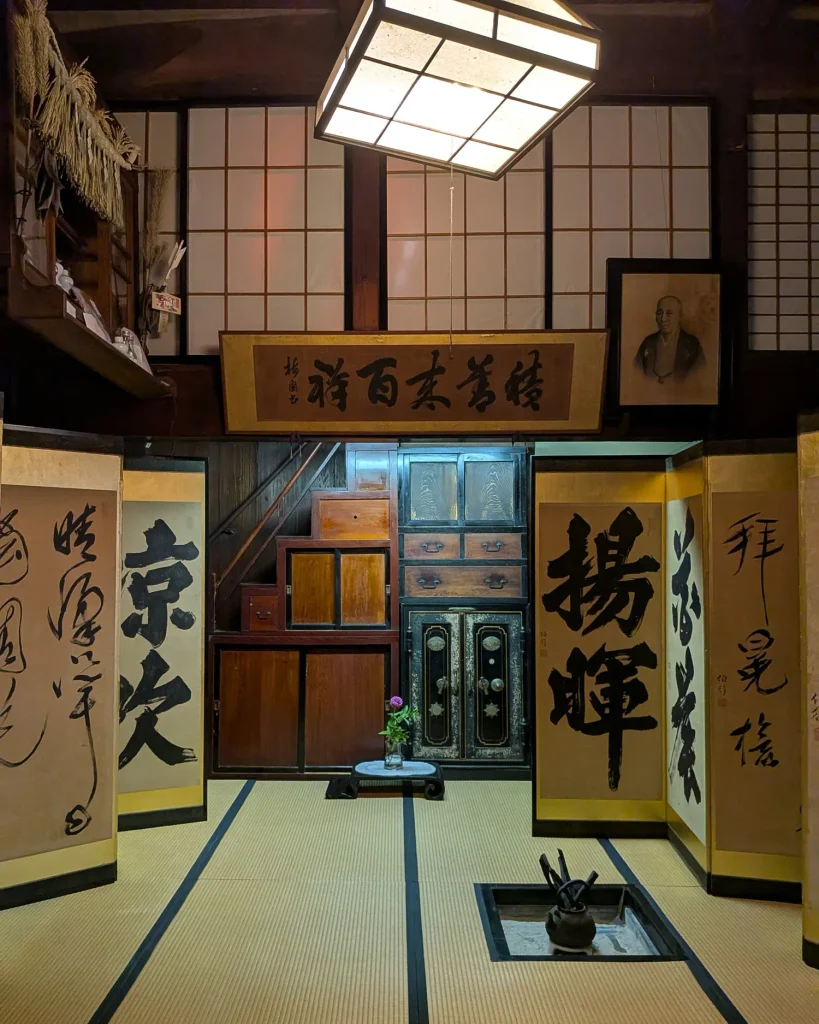早撰堂の書の屏風と箱階段、囲炉裏が残る町屋の座敷