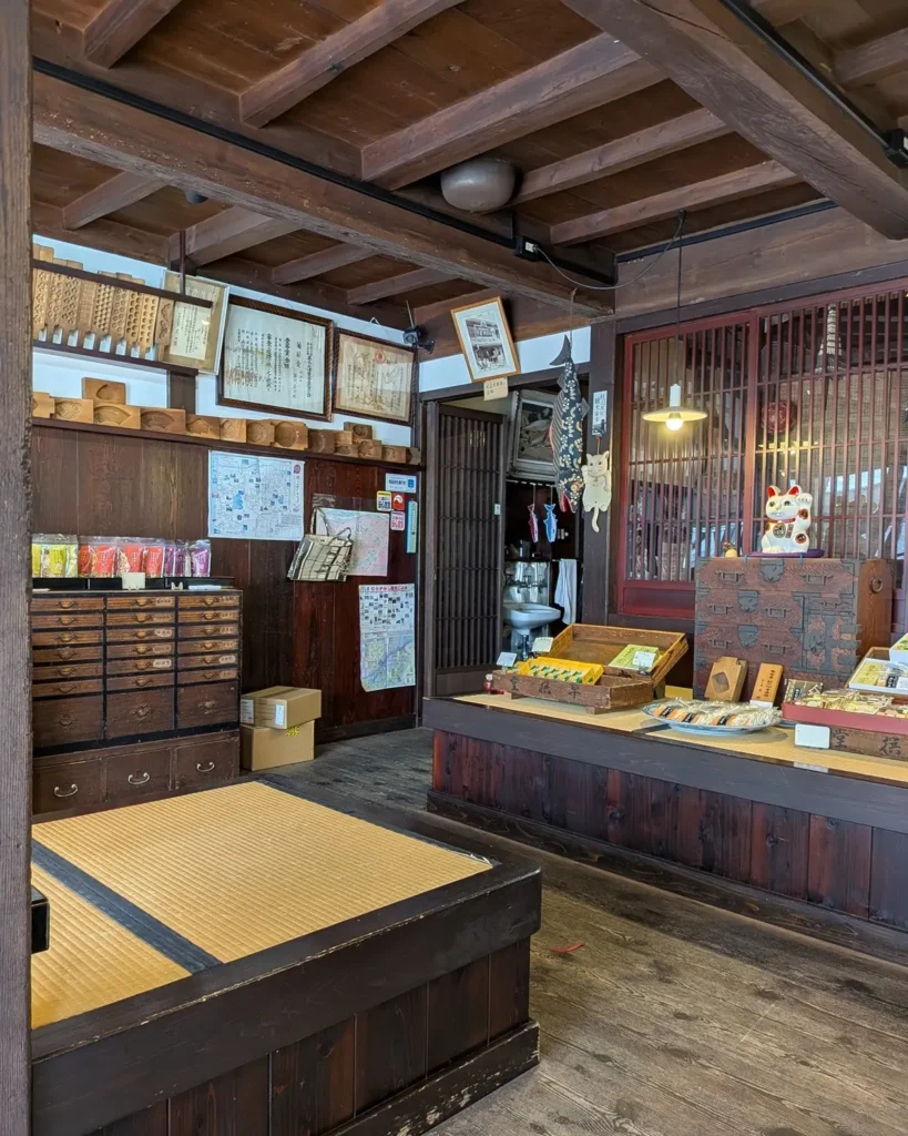 早撰堂の木造の店内と菓子を並べた昔ながらの売り場