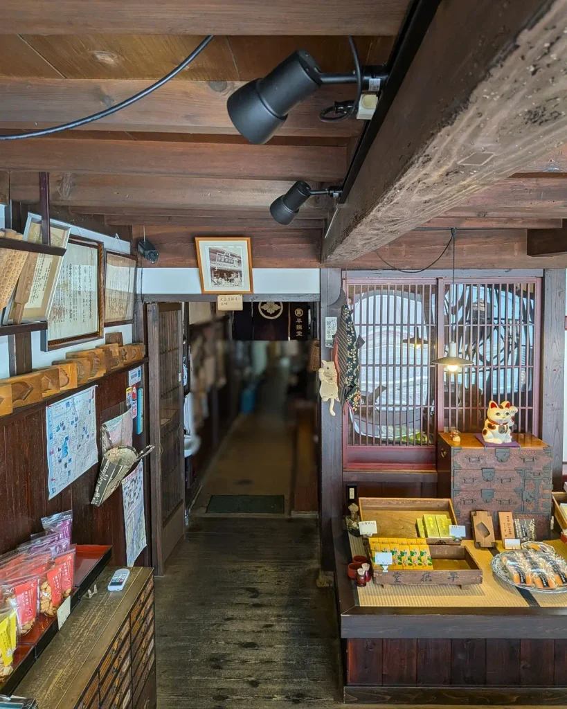 早撰堂の店内に残る通り土間と木の梁、昔ながらの店内空間
