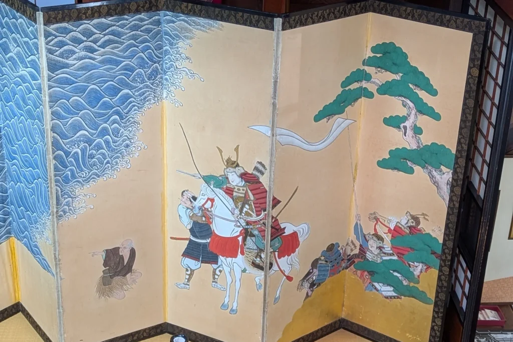 村上市町屋造観光案内所に展示された源平合戦屏風と村上木彫堆朱の作品