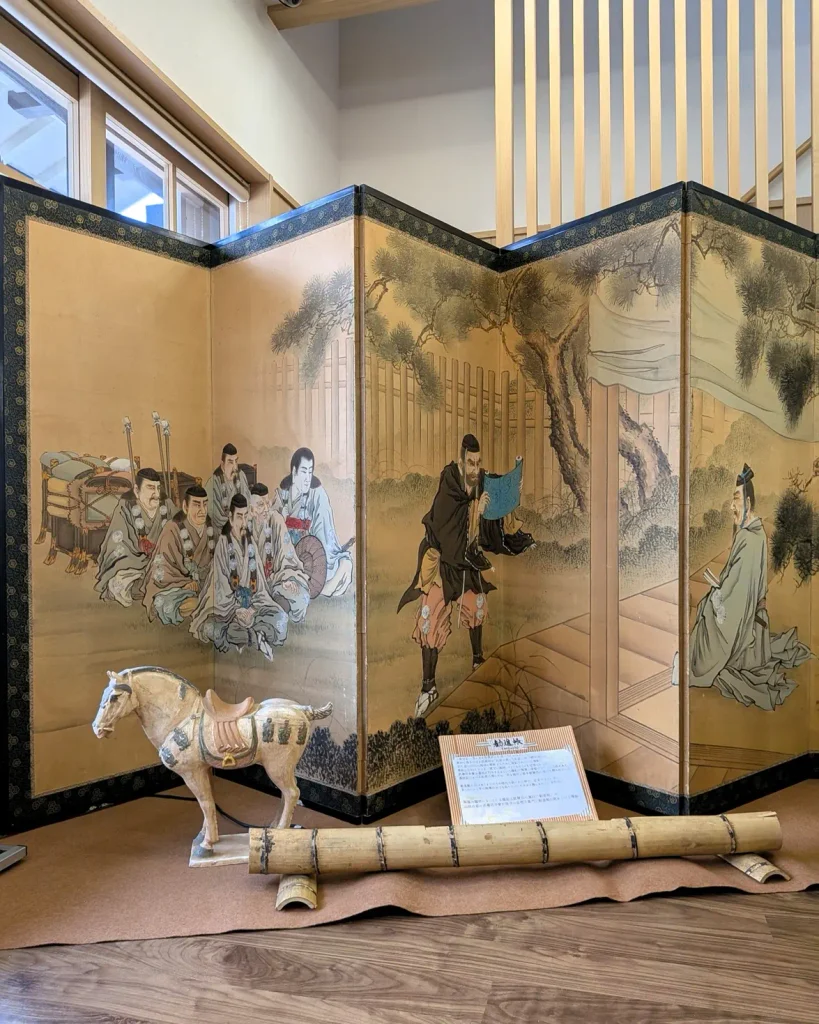 うおや塩引館に展示された義経と弁慶の勧進帳を描く時代屏風