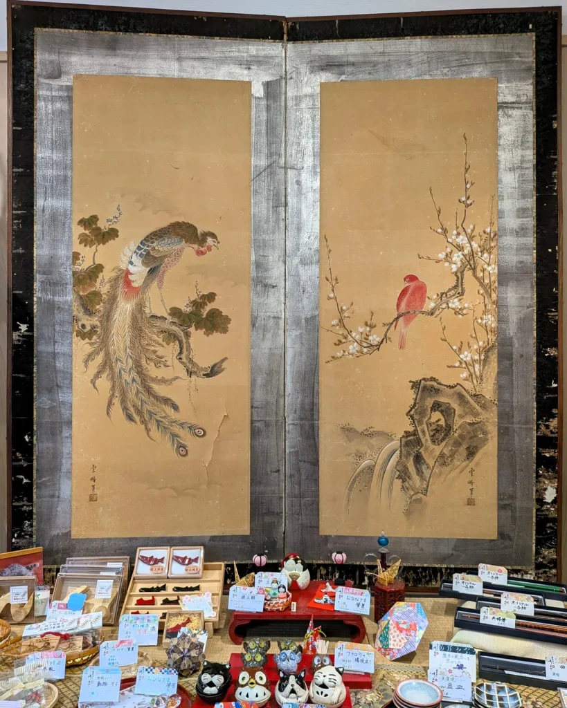 うおや塩引館に展示された大岡雲峰作とされる鳥と花木の屏風
