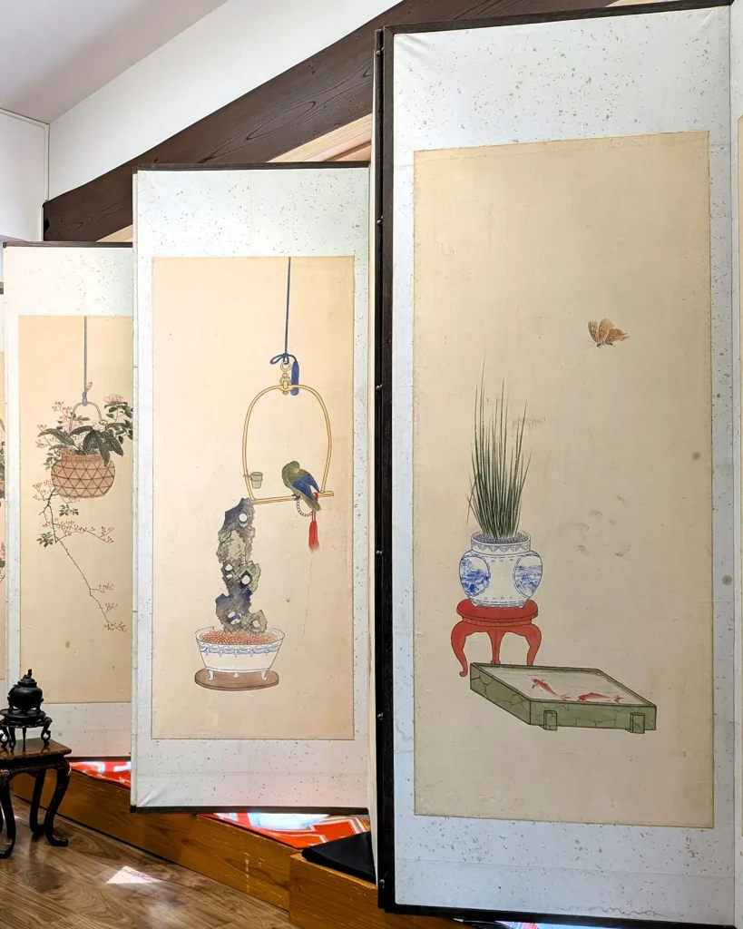うおや塩引館に展示された文久元年の活花模様屏風一双